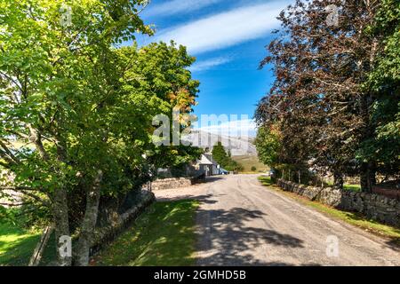 ACHFARY WEILER SUTHERLAND SCOTLAND DIE STRASSE DURCH DAS KLEINE DORF IM SOMMER Stockfoto