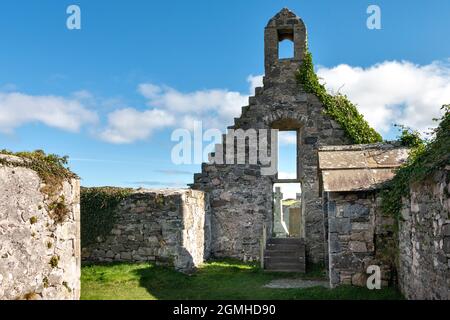 DURNESS SUTHERLAND SCOTLAND DIE ALTE BALNAKEIL KIRCHE ODER KIRK INNENRAUM UND DER GLOCKENTURM UND GRAB SCHUTZ Stockfoto