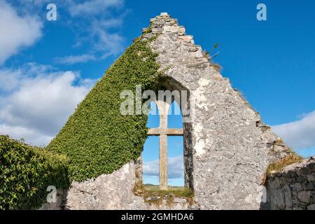 DURNESS SUTHERLAND SCOTLAND DIE ALTE KIRCHE ODER KIRK INNENFENSTER MIT EINEM KREUZ Stockfoto