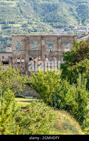 Die Ruinen des antiken römischen Theaters im historischen Zentrum von Aosta, Italien Stockfoto