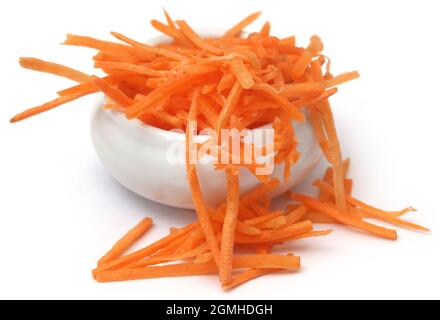Karotte in Scheiben geschnitten in einer Schüssel auf weißem Hintergrund Stockfoto