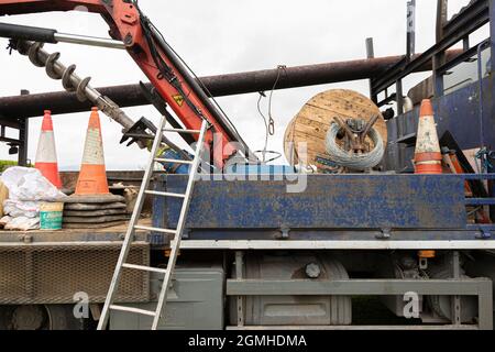 Große Schneckenbohrmaschine und Werkzeuge für die Installation von Breitbandfaserkabeln auf dem LKW Stockfoto