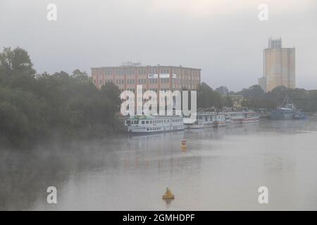 Hameln, Niedersachsen, Deutschland, 09 05 2021, Blick auf die Weser am Hafen von Hamlen, Touris-Boote, Wasser fällt in einem nebligen Morgen Stockfoto