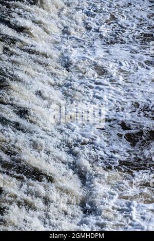 Künstlichen Wasserfall auf einem Fluss Stockfoto