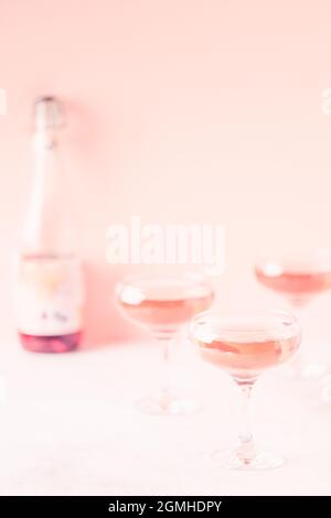 Champagner oder Wein in Gläsern auf hellem Hintergrund. Speicherplatz kopieren. Stockfoto