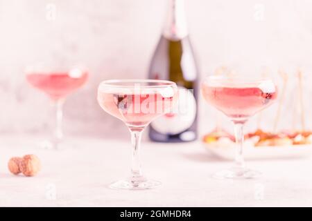 Champagner oder Wein in Gläsern auf hellem Hintergrund. Speicherplatz kopieren. Stockfoto