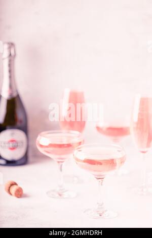 Champagner oder Wein in Gläsern auf hellem Hintergrund. Speicherplatz kopieren. Stockfoto