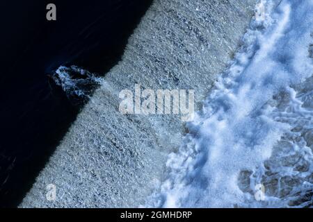Künstlichen Wasserfall auf einem Fluss Stockfoto