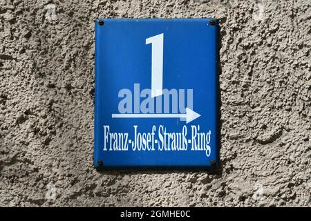 Straßenschild des Franz-Josef-Strauß-Rings in München mit dem offiziellen Sitz des Ministerpräsidenten des Freistaates Bayern - Deutschland. Stockfoto