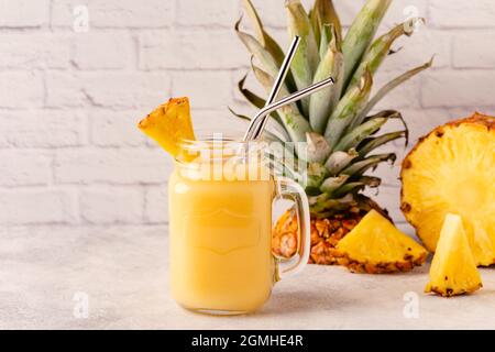 Tropischer Ananas-Smoothie in einem Einmachglas, selektiver Fokus. Stockfoto
