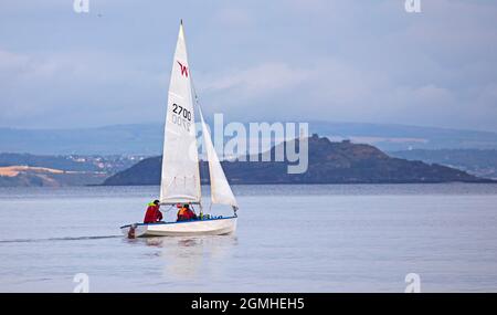 Portobello, Edinburgh, Schottland, UK Wetter. September 2021. Wolkiger, heller Morgen für diejenigen, die nach starkem Regen am Meer Sport treiben wollen. Im Bild: Kleines Segelboot auf dem Firth of Forth mit Inchkeith Island im Hintergrund. Quelle: Arch White/Alamy Live News. Stockfoto