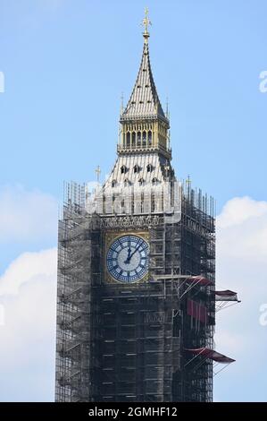 Das Zifferblatt von Big Ben wurde der Öffentlichkeit enthüllt, während das Gerüst weiter entfernt wird. Die £80 Millionen Renovierung steht vor der Fertigstellung, London. VEREINIGTES KÖNIGREICH. Stockfoto