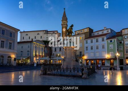 Tartini Central Square in der Abenddämmerung mit Stadtlichtern in Piran Slowenien. Stockfoto