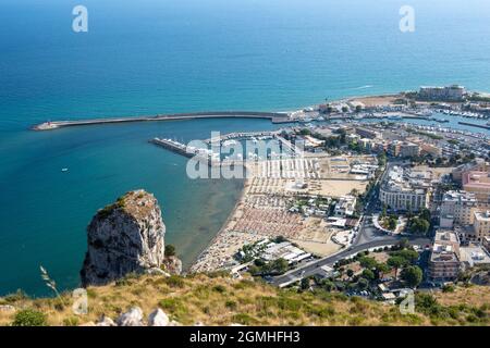 Terracina, Italien - august 19 2021 - Blick von oben auf das blaue Meer, den Hafen von Terracina, den Pisco Montano und den Strand an einem sonnigen Tag Stockfoto