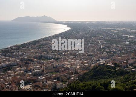 Terracina, Italien - august 19 2021 - Luftaufnahme der Stadt Terracina an einem sonnigen Tag. Circeo Vorgebirge und Tyrrhenisches Meer im Hintergrund Stockfoto