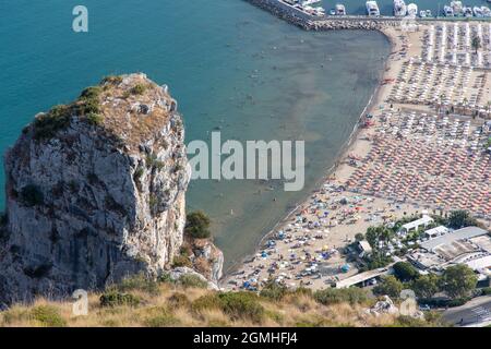 Terracina, Italien - august 19 2021 - Blick von oben auf das blaue Meer, den Hafen von Terracina, den Pisco Montano und den Strand an einem sonnigen Tag Stockfoto