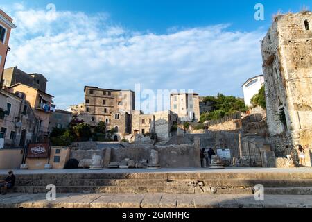 Terracina, Italien - august 19 2021 - die Sehenswürdigkeiten der Stadt Terracina sind die Ruinen des antiken Forums. Stockfoto