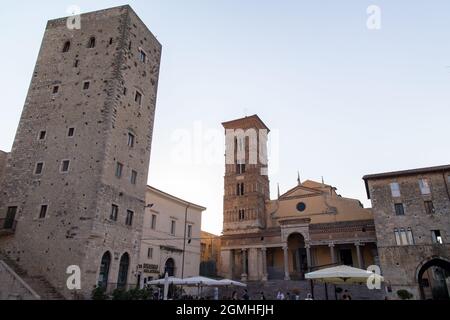 Terracina, Italien - august 19 2021 - berühmte Kathedrale von Terracina, die dem Heiligen Caesarius von Terracina und früher dem Heiligen Petrus geweiht ist. Stockfoto