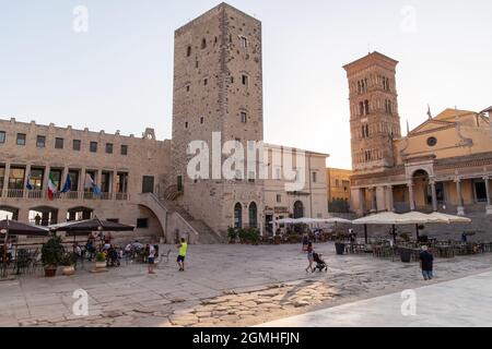 Terracina, Italien - august 19 2021 - berühmte Kathedrale von Terracina, die dem Heiligen Caesarius von Terracina und früher dem Heiligen Petrus geweiht ist. Stockfoto