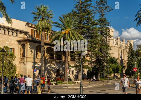 Palma de Mallorca, Spanien; september 10 2021: Gesamtansicht des öffentlichen Gebäudes El Consolat de Mar, Sitz der balearischen Regierung, neben dem Goth Stockfoto