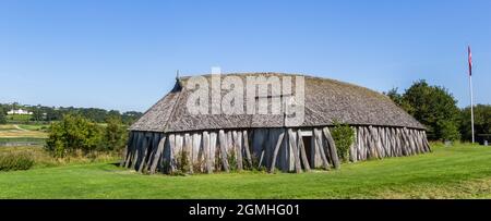 Panorama des recontracted Viking Langhauses von Fyrkat bei Hobro, Dänemark Stockfoto