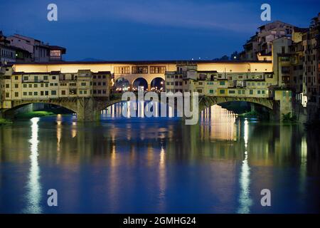 Italien. Florenz. Ponte Vecchio Brücke bei Nacht beleuchtet. Stockfoto
