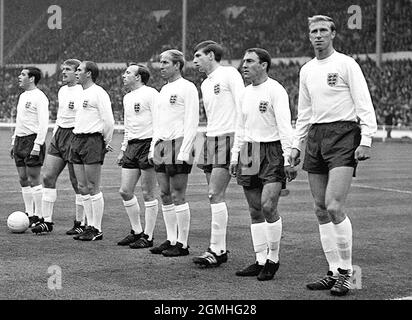 Aktenfoto vom 20-07-1966 von England auf dem Feld. Das ist das Team, das Frankreich 2-0 in Wembley besiegt hat. Von links nach rechts: Bobby Moore (Kapitän); George Cohen, Gordon Banks; Ian Callaghan; Roger Hunt; Ray Wilson; Nobby Stiles; Bobby Charlton; Martin Peters; Jimmy Greaves und Jackie Charlton. Ausgabedatum: Sonntag, 19. September 2021. Stockfoto