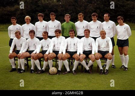 Aktenfoto vom 29-07-1968 von Tottenham Hotspur F.C. Back Row: James Pearce, Philip Beal, John Collins, Mike England, Patrick Jennings, Martin Chivers, Cyril Knowles, Alan Gilzean und Joesph Kinnear. Front Row: Dennis Bond, James Roberston, Jimmy Greaves, Alan Mullery (Capt); Terence Venables, Clifford Jones und Anthony Want. Ausgabedatum: Sonntag, 19. September 2021. Stockfoto