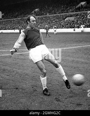 Aktenfoto vom 23-01-1971 von Jimmy Greaves, einem der größten Torschützenkönige aller Zeiten. Er wurde von West Ham in der Vereinbarung von 200,000 unterzeichnet, die Martin Peters zu Tottenham Hotspur führte. Ausgabedatum: Sonntag, 19. September 2021. Stockfoto