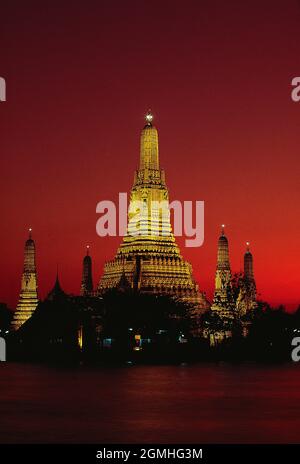 Thailand. Bangkok. Tempel Wat Arun. Sonnenuntergang. Stockfoto