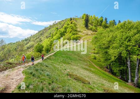Verzasca, Schweiz - Juni 2021: Menschen, die vom Gipfel des Cardada-Cimetta-Berges in der Schweiz herabwandern. Schweizer Sessellift Skyline von Locarno und Stockfoto