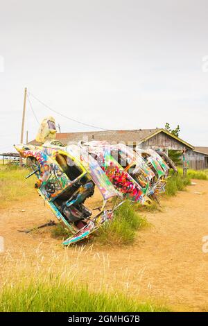 Bemalte Volkswagen Käfer, halb vergraben in einem Winkel auf der Slug Bug Ranch Amarillo Texas auf der Route 66 Stockfoto