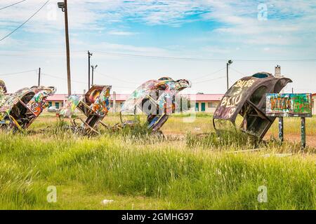 Bemalte Volkswagen Käfer, halb vergraben in einem Winkel auf der Slug Bug Ranch Amarillo Texas auf der Route 66 Stockfoto