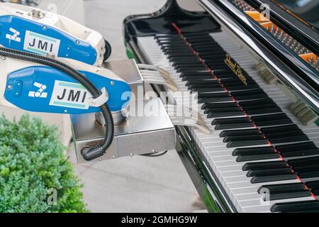 CHONGQING, CHINA - 03. Oktober 2020: Nahaufnahme eines Roboters, der Klavier spielt wie ein menschliches Technologiekonzept Stockfoto