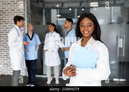 Schöne junge schwarze Frau Arzt an der medizinischen Konferenz Stockfoto