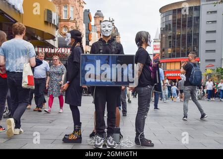 London, Großbritannien. September 2021. Die Tierrechtsgruppe Anonymous for the Voiceless veranstaltete auf dem Leicester Square eine Aktion mit dem Titel „Cube of Truth“, bei der Passanten ermutigt wurden, vegan zu gehen, indem sie grafische Aufnahmen der Schrecken zeigte, die Tiere in Schlachthäusern, in der Tierzucht und in der Fischwirtschaft durchmachen. Stockfoto