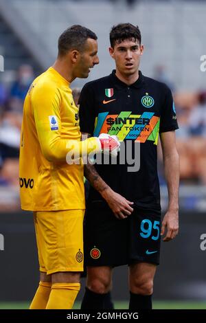 San Siro Stadium, Mailand, Italien, 18. September 2021, Samir Handanovic (FC Internazionale) spricht während des I mit Alessandro Bastoni (FC Internazionale) Stockfoto