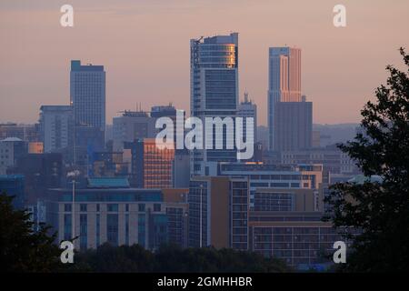 Stadtzentrum von Leeds bei Sonnenaufgang. Die 3 hohen Gebäude sind Sky Plaza 106m (links) Bridgewater Place 112m (Mitte) & Altus House (116mRight) Stockfoto