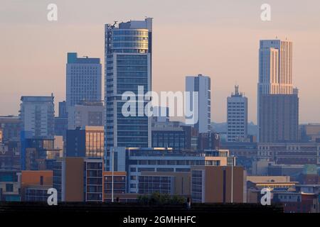 Stadtzentrum von Leeds bei Sonnenaufgang. Die 3 hohen Gebäude sind Sky Plaza 106m (links) Bridgewater Place 112m (Mitte) & Altus House (116mRight) Stockfoto