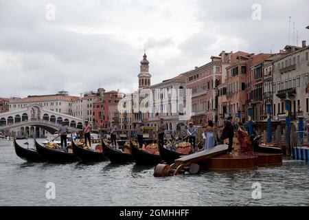 Die „Noah's Violin“, eine riesige schwimmende Geige des venezianischen Bildhauers Livio De Marchi, macht ihre Jungfernfahrt zu einem Konzert auf dem Canal Grande und dem Becken Stockfoto