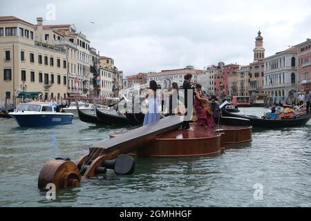 Die „Noah's Violin“, eine riesige schwimmende Geige des venezianischen Bildhauers Livio De Marchi, macht ihre Jungfernfahrt zu einem Konzert auf dem Canal Grande und dem Becken Stockfoto