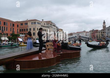 Die „Noah's Violin“, eine riesige schwimmende Geige des venezianischen Bildhauers Livio De Marchi, macht ihre Jungfernfahrt zu einem Konzert auf dem Canal Grande und dem Becken Stockfoto