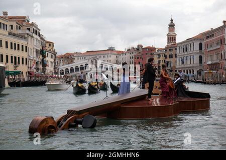 Die „Noah's Violin“, eine riesige schwimmende Geige des venezianischen Bildhauers Livio De Marchi, macht ihre Jungfernfahrt zu einem Konzert auf dem Canal Grande und dem Becken Stockfoto