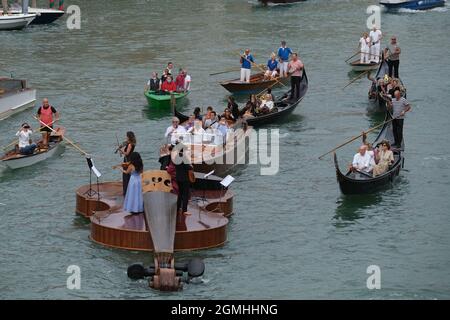 Die „Noah's Violin“, eine riesige schwimmende Geige des venezianischen Bildhauers Livio De Marchi, macht ihre Jungfernfahrt zu einem Konzert auf dem Canal Grande und dem Becken Stockfoto