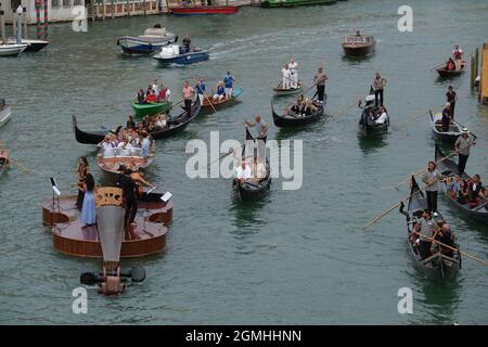 Die „Noah's Violin“, eine riesige schwimmende Geige des venezianischen Bildhauers Livio De Marchi, macht ihre Jungfernfahrt zu einem Konzert auf dem Canal Grande und dem Becken Stockfoto