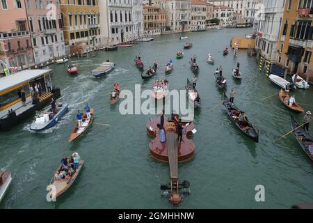 Die „Noah's Violin“, eine riesige schwimmende Geige des venezianischen Bildhauers Livio De Marchi, macht ihre Jungfernfahrt zu einem Konzert auf dem Canal Grande und dem Becken Stockfoto