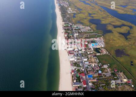 Luftaufnahme von einer Drohne zum Badeort Zatoka, Odessa. Blick auf den Herbstmorgen ohne Menschen, die sich auf dem Sand des Meeresstrandes ausruhen. Offshore CO Stockfoto