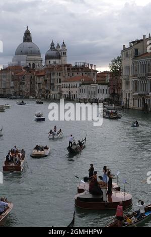 Die „Noah's Violin“, eine riesige schwimmende Geige des venezianischen Bildhauers Livio De Marchi, macht ihre Jungfernfahrt zu einem Konzert auf dem Canal Grande und dem Becken Stockfoto