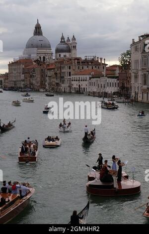 Die „Noah's Violin“, eine riesige schwimmende Geige des venezianischen Bildhauers Livio De Marchi, macht ihre Jungfernfahrt zu einem Konzert auf dem Canal Grande und dem Becken Stockfoto