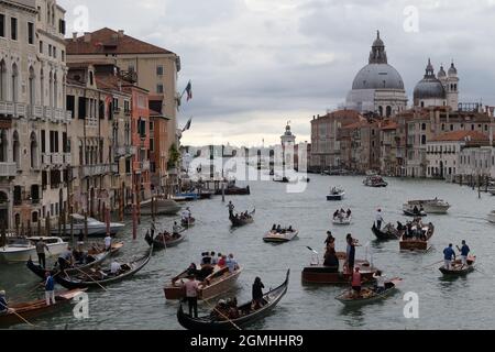 Die „Noah's Violin“, eine riesige schwimmende Geige des venezianischen Bildhauers Livio De Marchi, macht ihre Jungfernfahrt zu einem Konzert auf dem Canal Grande und dem Becken Stockfoto